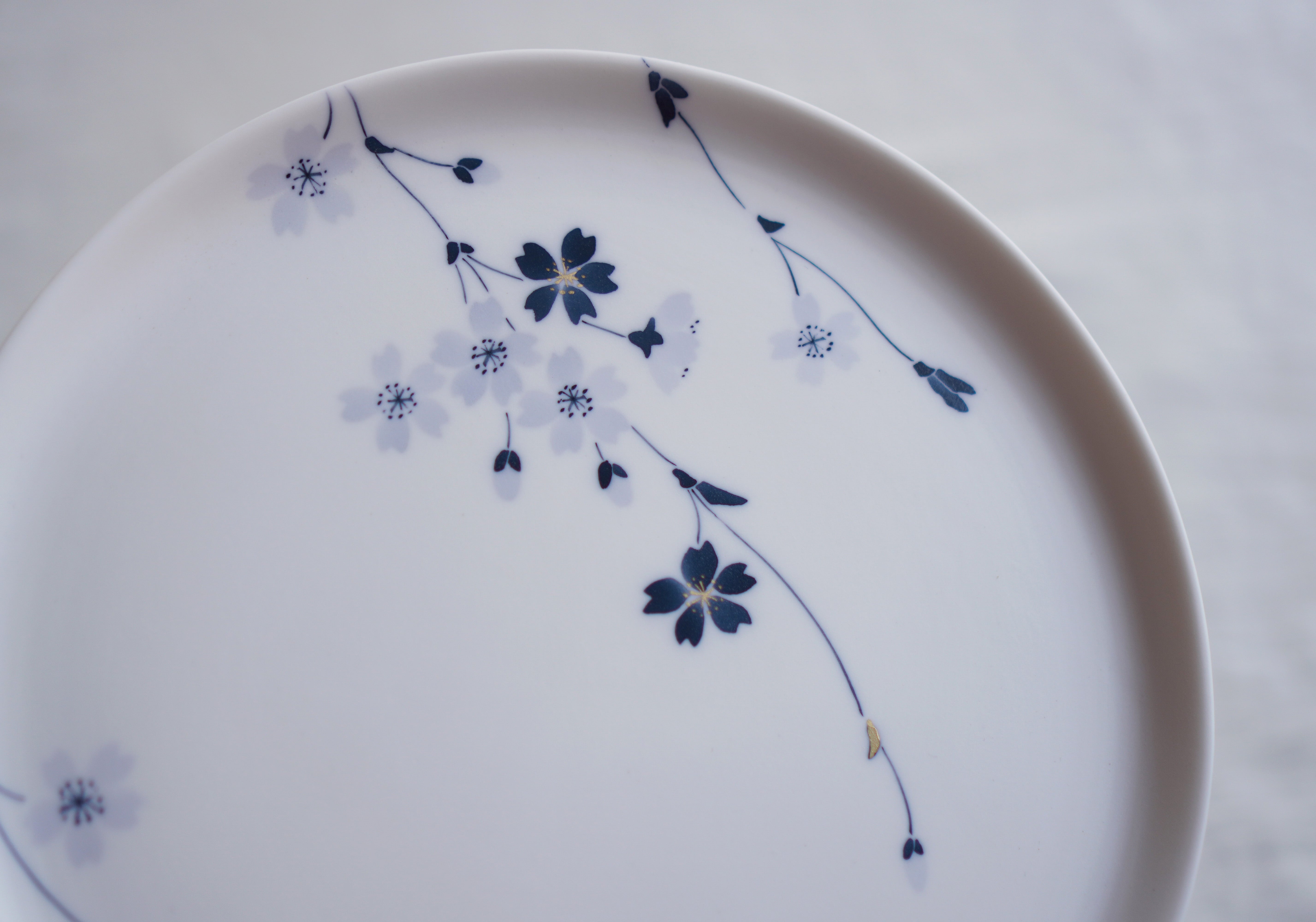 瀬戸焼　古瀬戸　染付秋草文　三つ足香炉　火入れ　V　R7933 瀬戸焼 古瀬戸 花草文 三つ足植木鉢 蘭鉢 V R8265