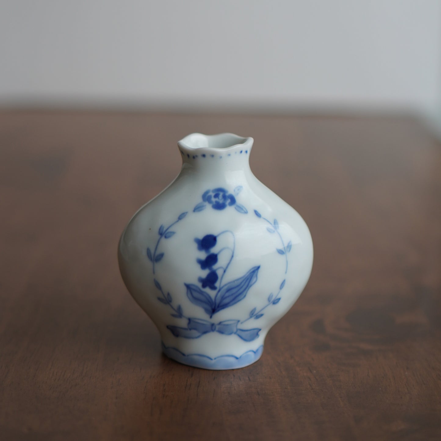 小さな壺みたいな一輪差し