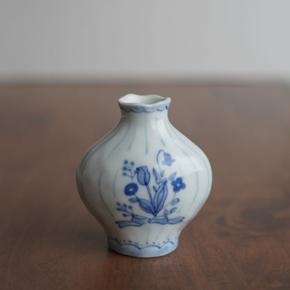 小さな壺みたいな一輪差し