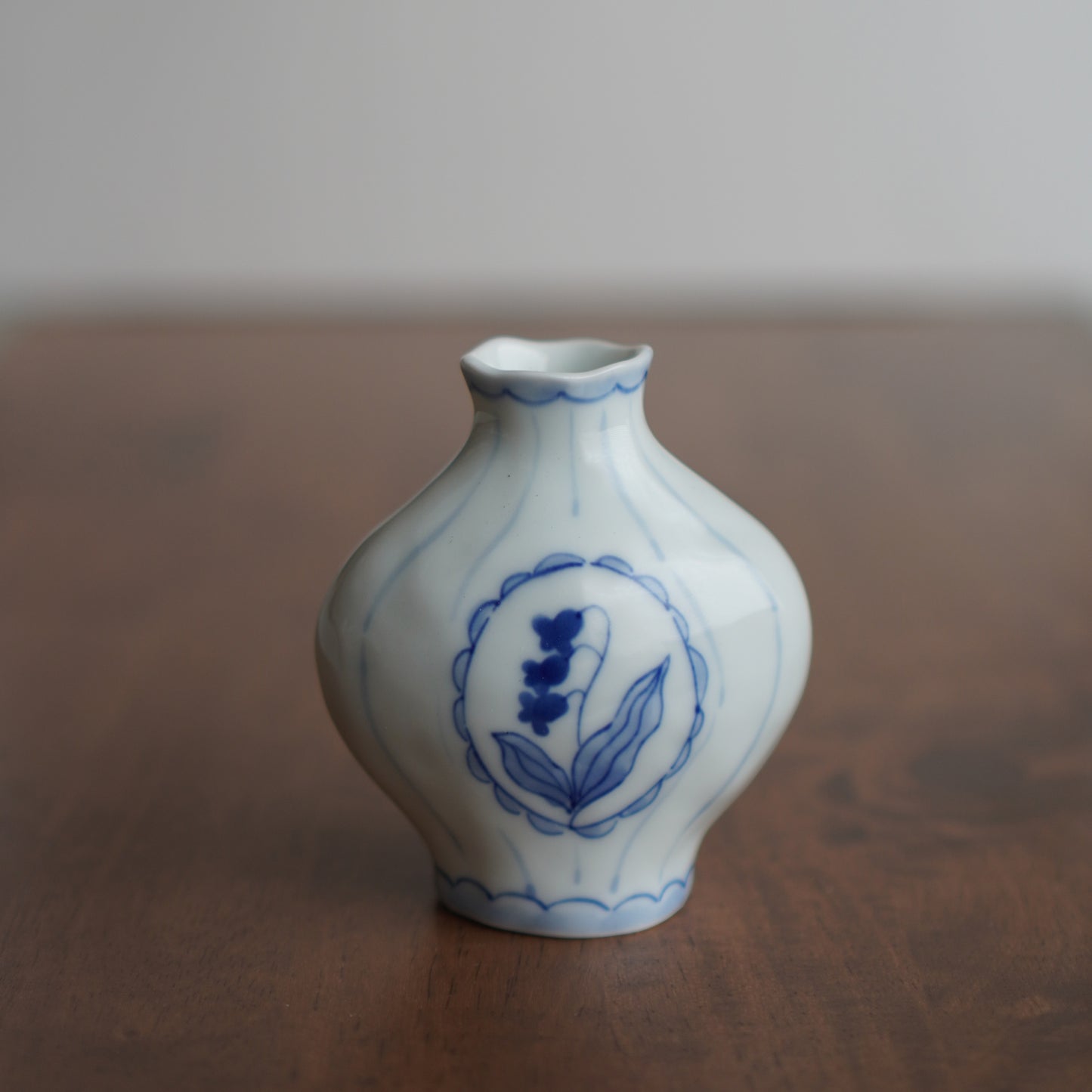 小さな壺みたいな一輪差し