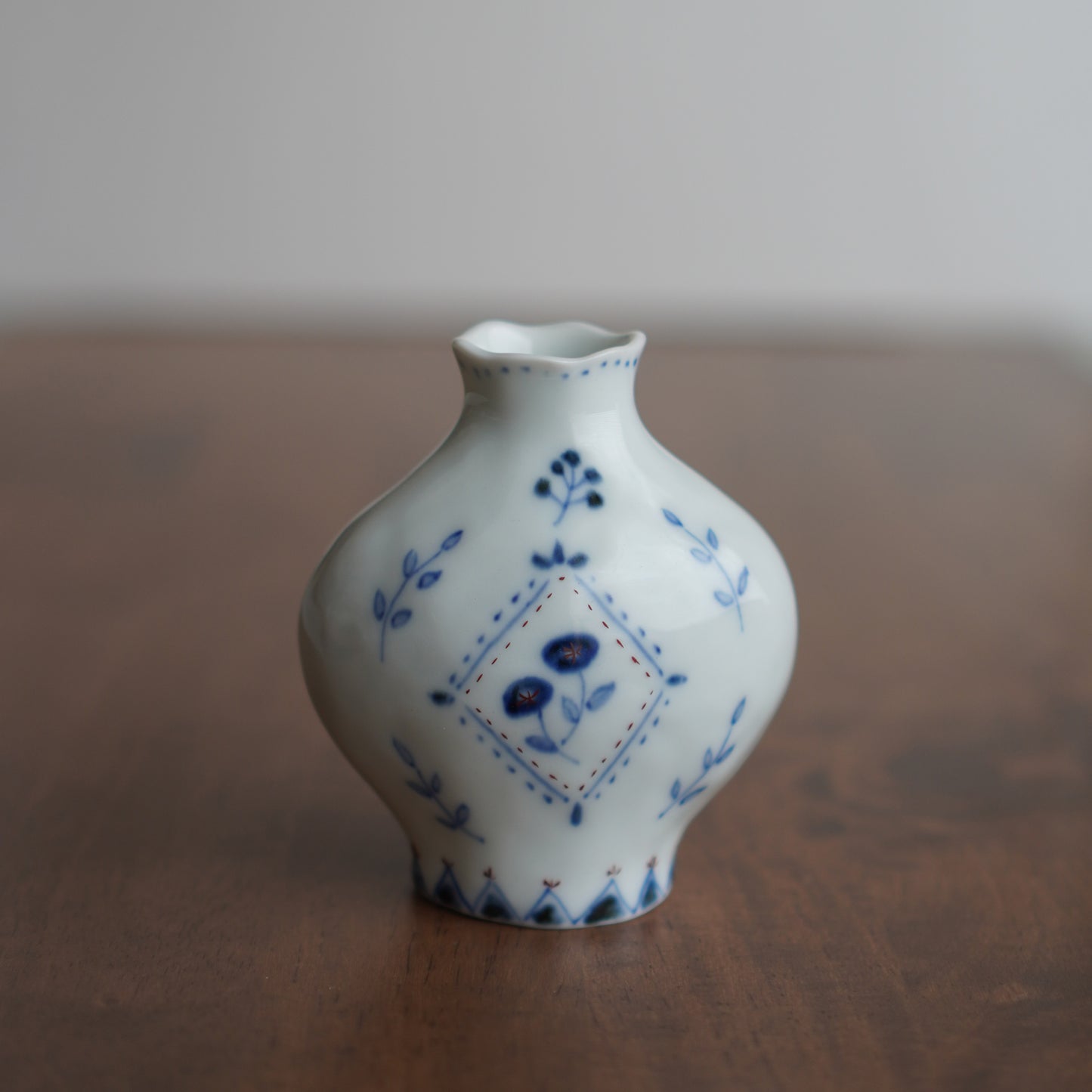 小さな壺みたいな一輪差し