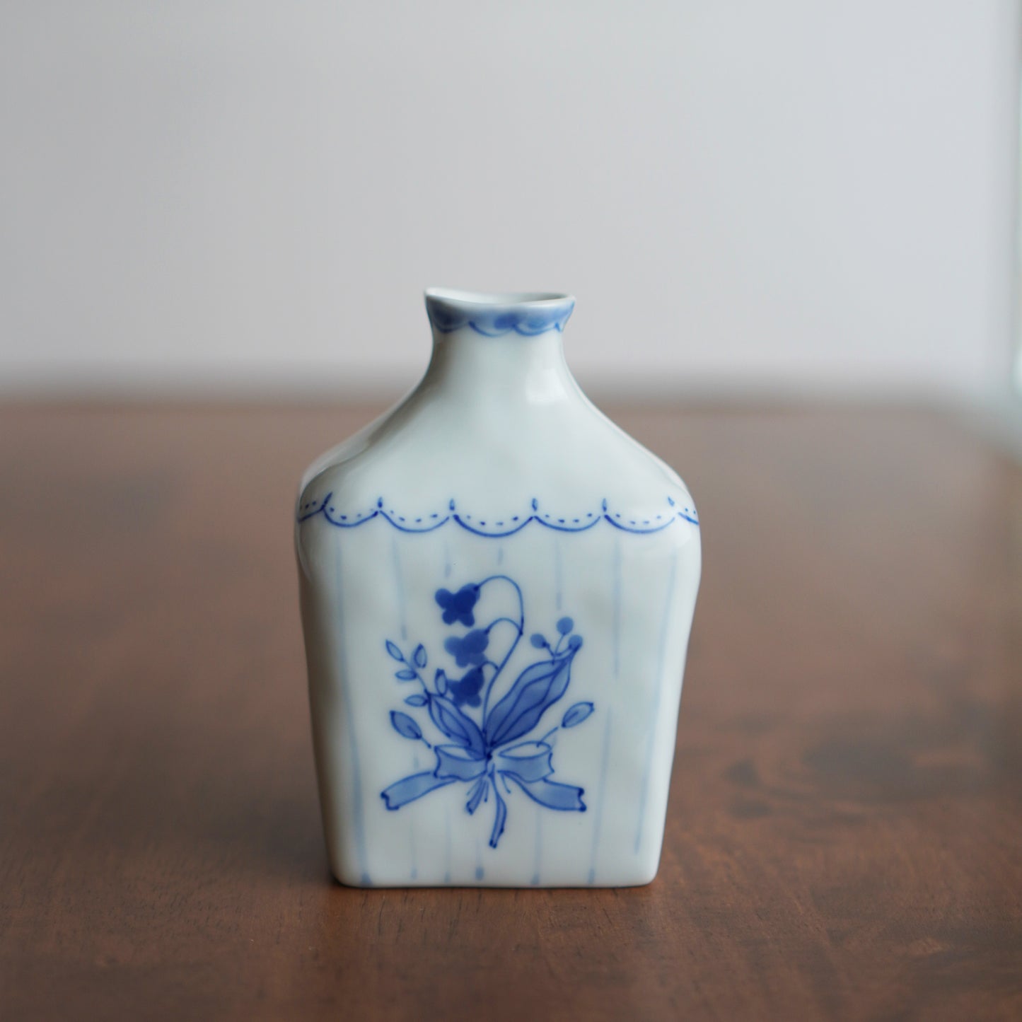 小さな壺みたいな一輪差し 四角