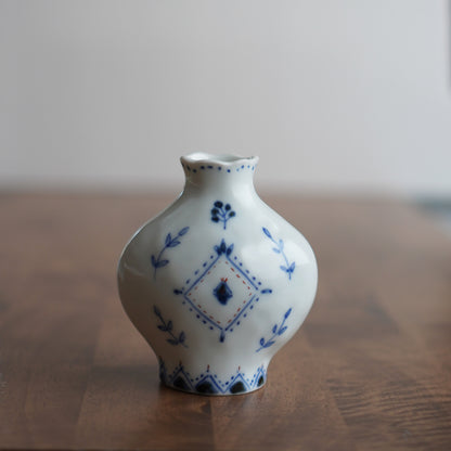 小さな壺みたいな一輪差し