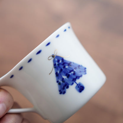 青いツリーのコーヒーカップ